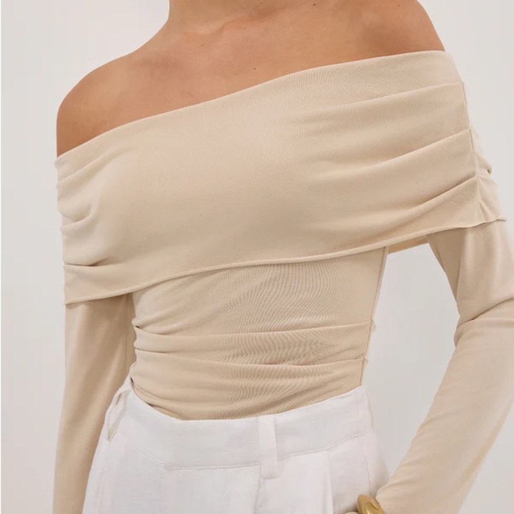 DISSH Off-Shoulder Cream Blouse